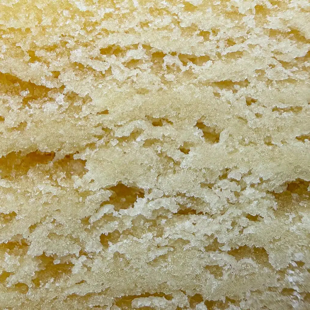 Fleurs brut Lemon Cherry Live Rosin de Herbe à chat CBD, extrait de cannabis avec 50% CBC, visible en gros plan.