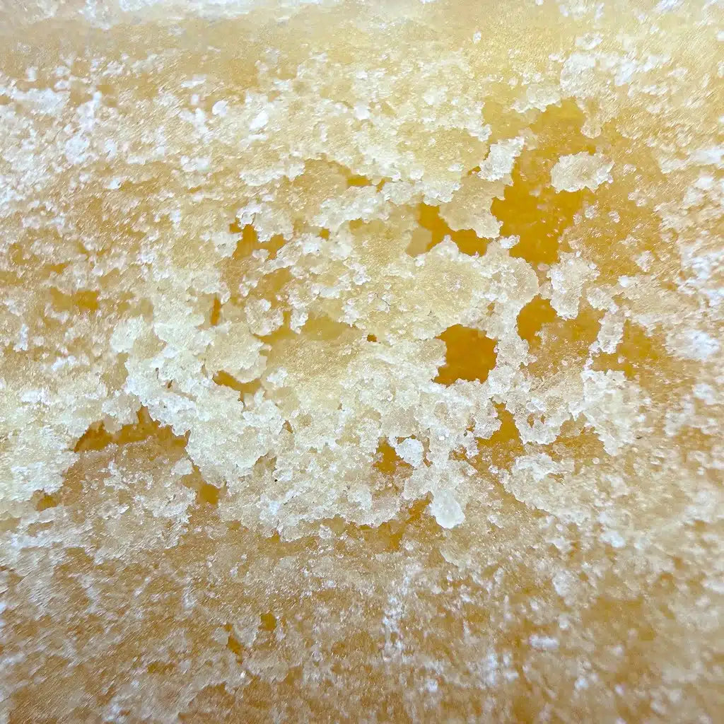 Fleurs brut Tropicana Crumble 50% CBC de Herbe à Chat CBD, close-up de fleurs séchées avec trichomes brillants.