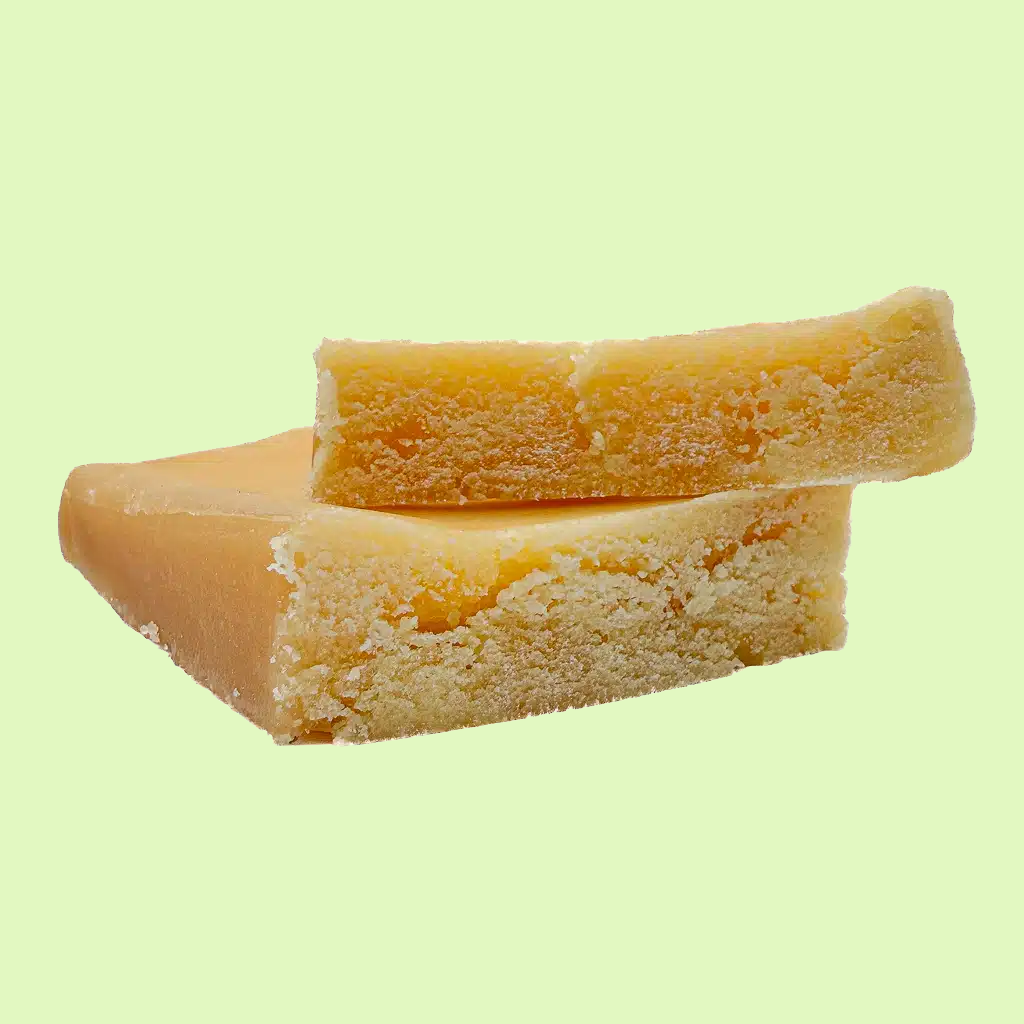 Fleurs brutes Tropicana Crumble 50% CBC de Herbe à chat CBD, bourgeons verts avec trichomes cristallins, texture dense et aromatique.