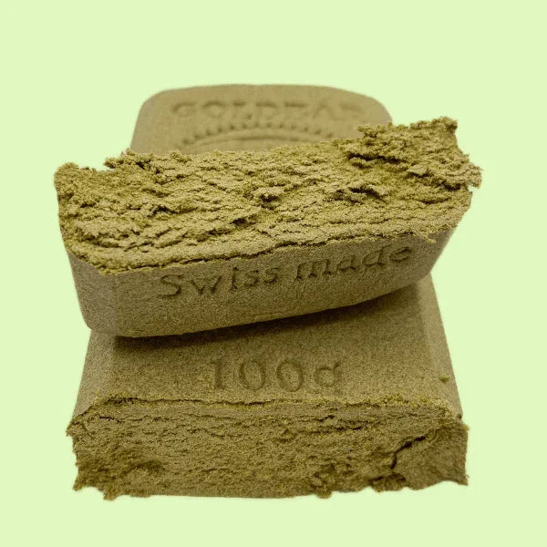 Résine Amnesia CBD Goldbar 420 de Herbe à Chat CBD, texture dorée et compacte, pour consommation de cannabidiol.
