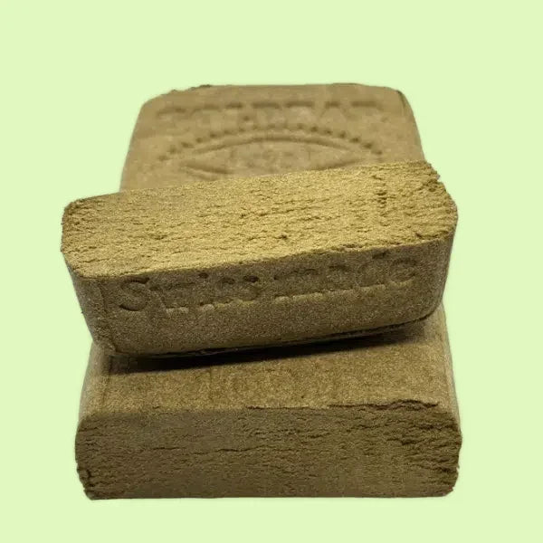 Résine Cherry Blossom CBD Goldbar 420 de Herbe à chat CBD, lingot de résine avec motifs floraux et logo doré.