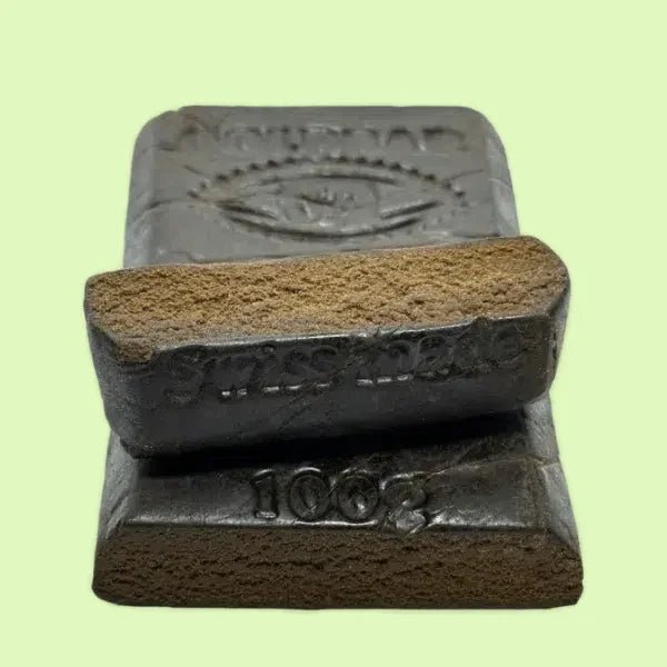 Résine Libanais Rouge CBD Goldbar 420 de Herbe à Chat CBD, vue de la résine compacte et aromatique.