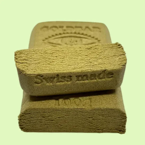 Lingot de résine Orangella CBD Goldbar 420 de la marque Herbe à chat CBD, visible avec sa texture dorée et compacte.