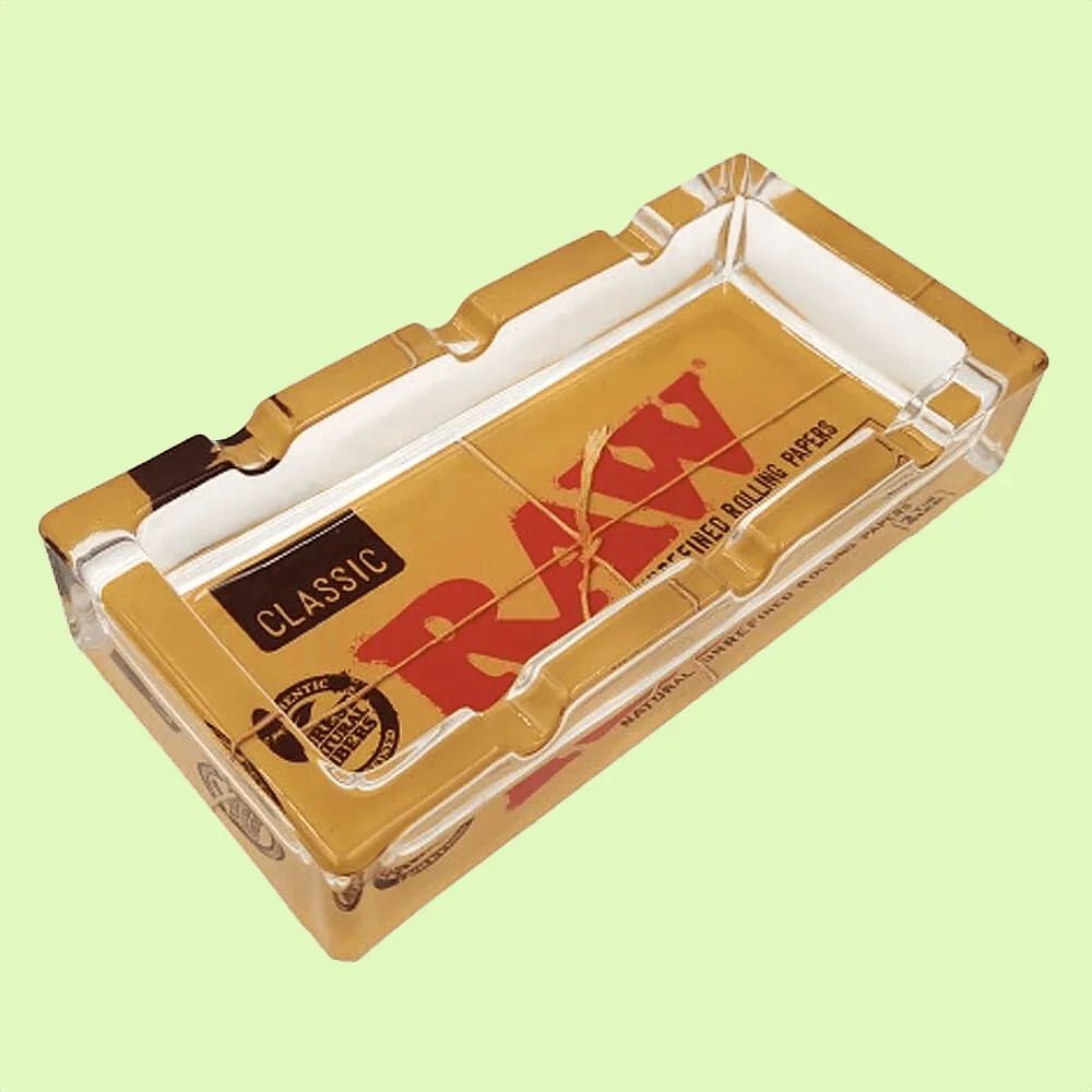 Cendrier rectangulaire en verre de la marque RAW, design épuré pour herbe à chat CBD, visible avec détails en verre transparent