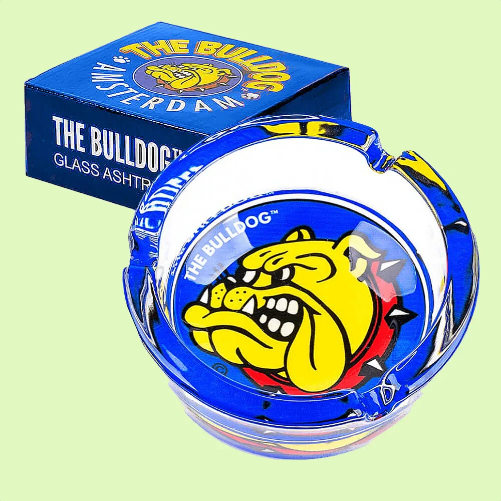 Cendrier rond en verre avec motif Bulldog de la marque Herbe à chat CBD, design élégant et transparent.