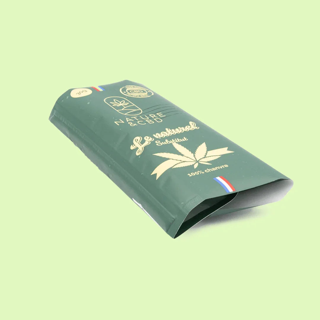 Herbe à chat CBD Le Naturel, substitut naturel pour chats, avec herbe à chat CBD visible dans un récipient.