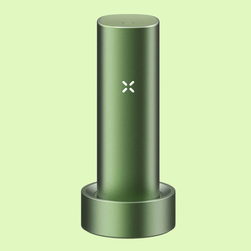 Vaporisateur PAX Flow Greenstone de Herbe à Chat CBD, moderne et compact, avec design élégant et embout en verre.