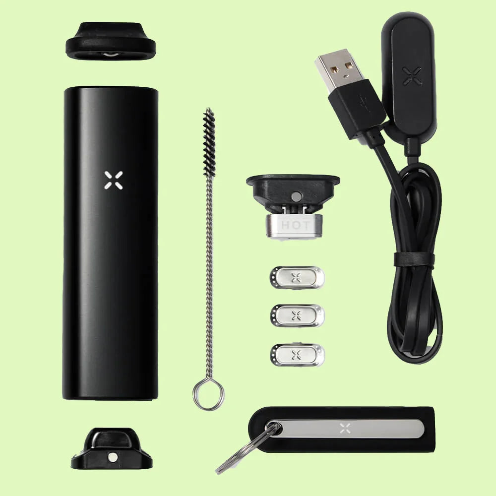 Vaporisateur PAX Plus Onyx de Herbe à chat CBD, compact et élégant, avec surface noire brillante et design moderne.