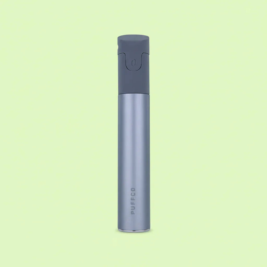 Vaporisateur pour concentrés Puffco Pivot Slate de Herbe à chat CBD, design élégant avec bouton de contrôle visible.