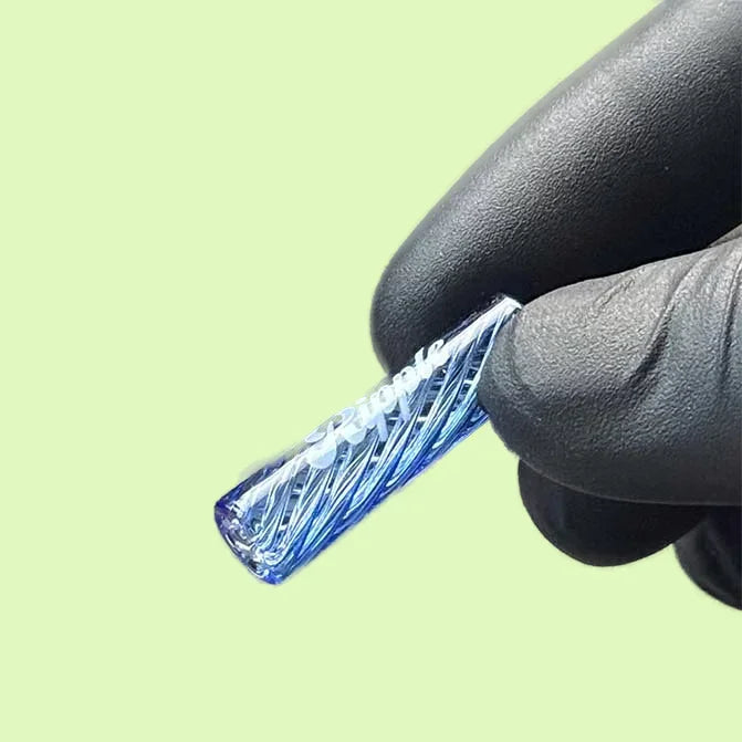 Filtre en verre Ripple I 8 de Herbe à chat CBD, bleu, pour vaporisateur ou inhalation, visible avec détails translucides.