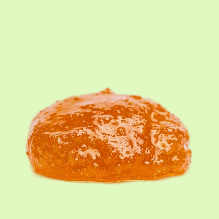 Cire de mariage CBD Herbe à chat, 85 % de CBD, 1 gramme, aspect granuleux et doré, pour usage médicinal ou récréatif.