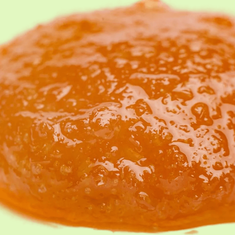 Cire de mariage CBD Herbe à chat, 85% CBD, 1 gramme, visible dans un récipient en verre avec étiquette blanche.