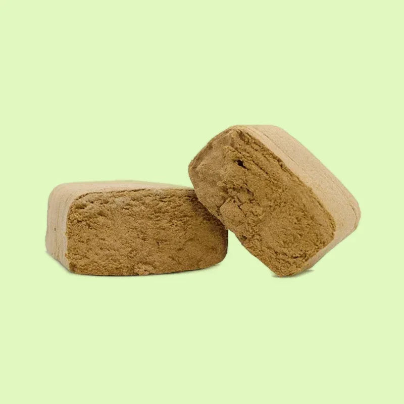 Fleurs brutes El Chapo de Herbe à Chat CBD avec 30% CBC, vue rapprochée de la plante séchée et en vrac.
