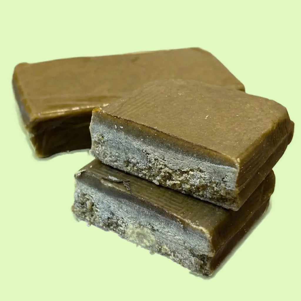 Fleurs brut Herbe à Chat CBD Frozen avec 40% CBC, vue de l'emballage et fleurs séchées de CBD naturel.