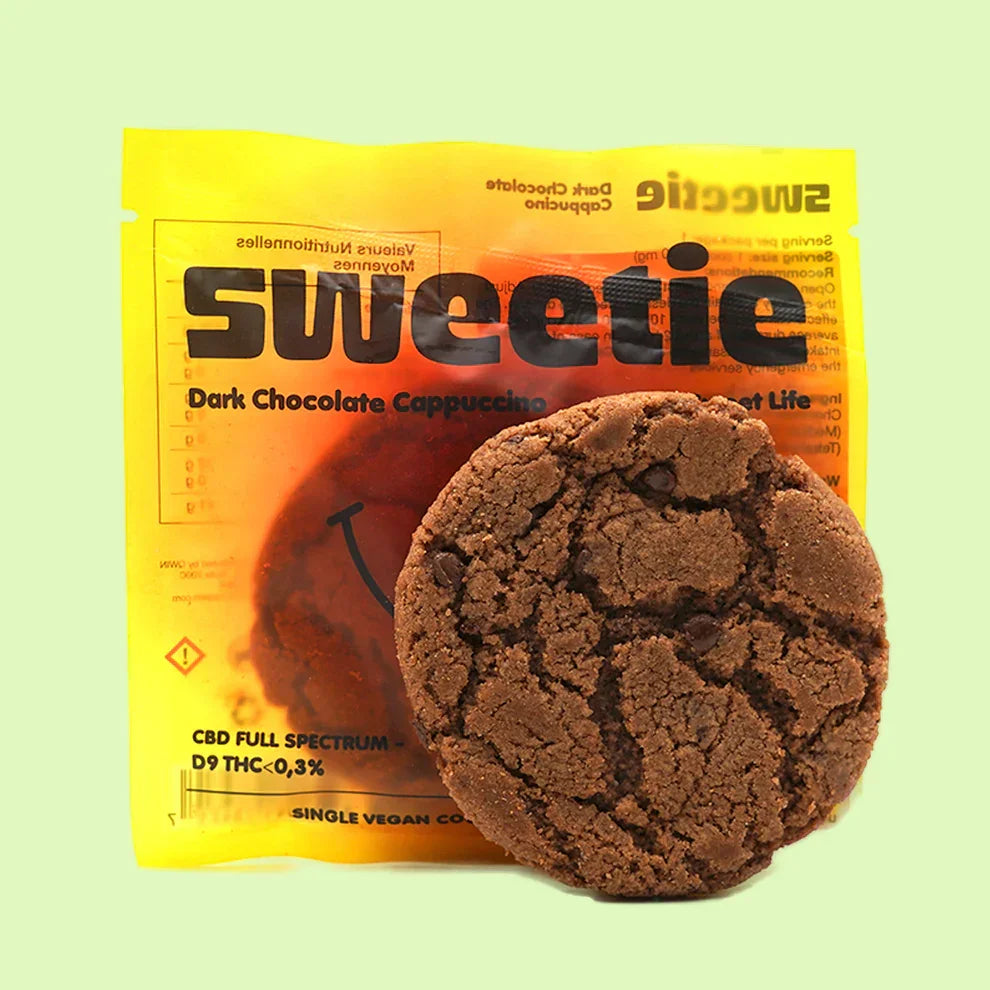 Gomme Space Cookie Gourmand Herbe à Chat CBD avec chocolat noir et cappuccino, 100 mg, emballage coloré.