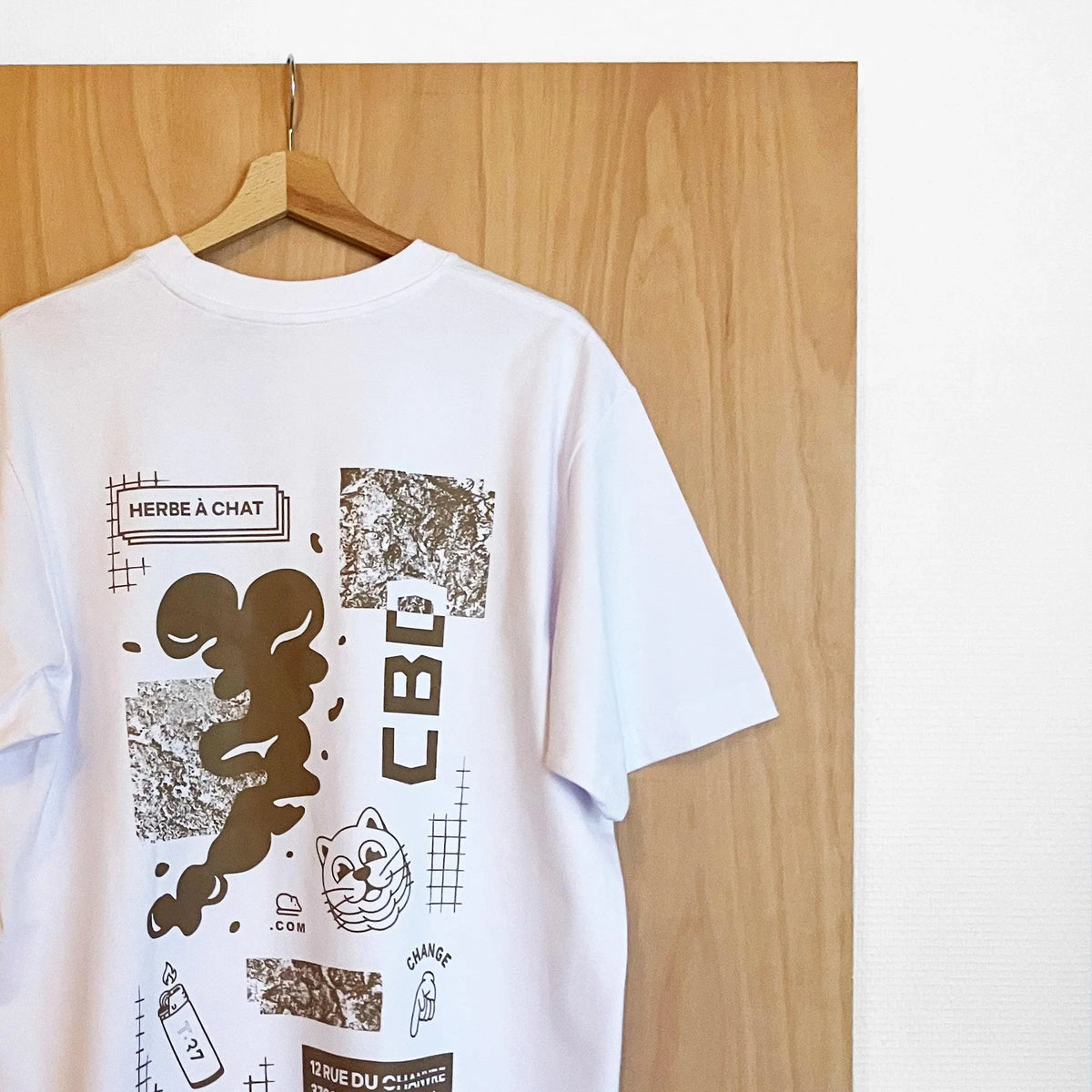 Tee-Shirt HAC CBD | Blanc et Marron (Précommande) - Herbe à chat CBD
