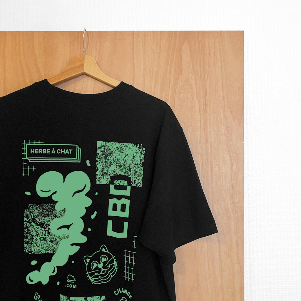 Tee-shirt noir et vert de la marque Herbe à Chat CBD, style décontracté en coton avec logo HAC CBD visible.
