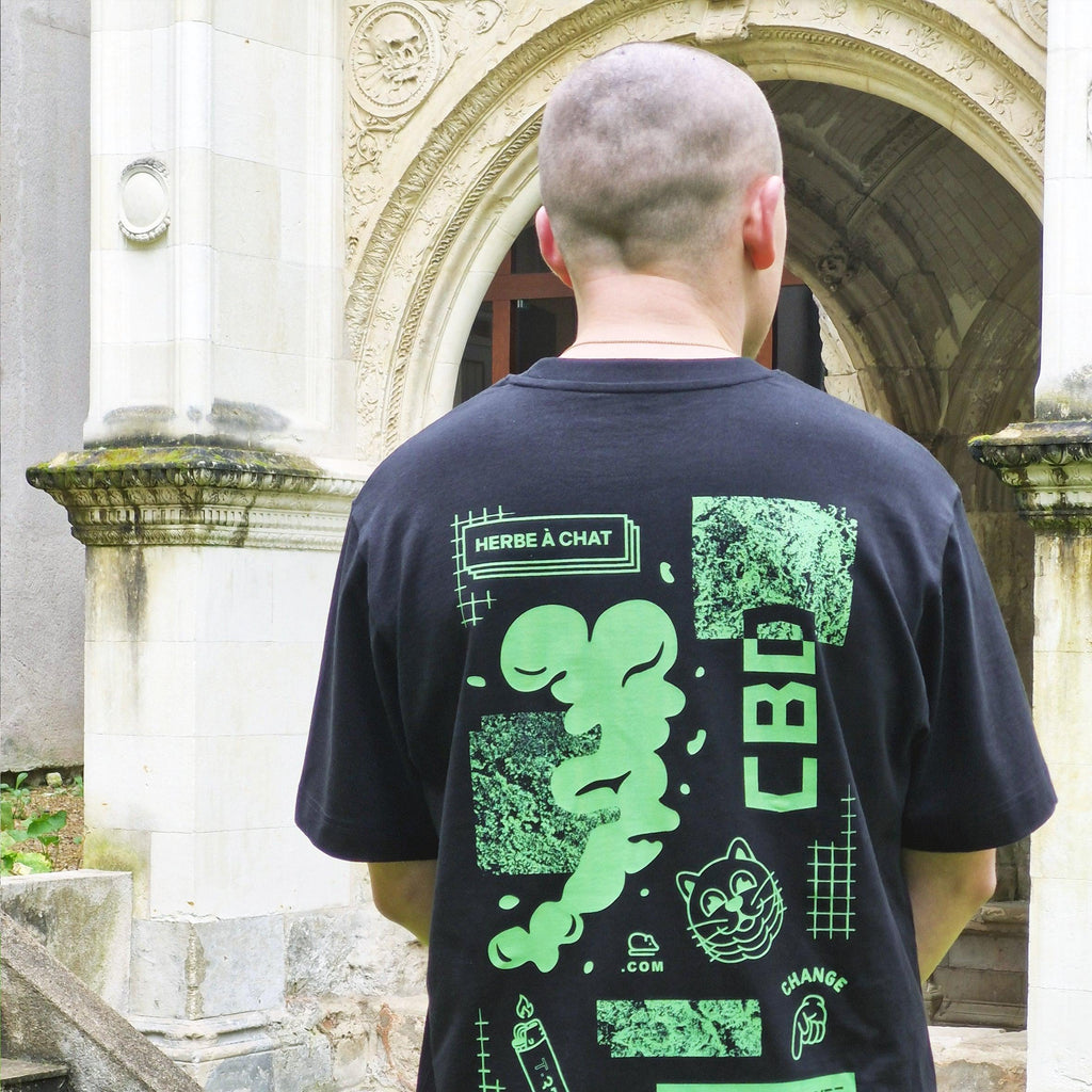 Tee-shirt noir et vert HAC CBD de Herbe à chat CBD, tissu confortable avec logo imprimé sur le devant.