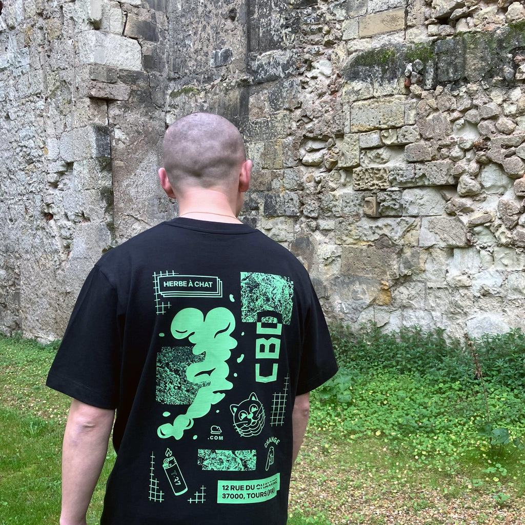 Tee-shirt noir et vert de la marque Herbe à chat CBD avec logo HAC CBD, en coton confortable.