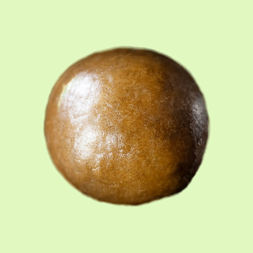 Résine CBD 6 STARS Herbe à Chat CBD, hash avec 51% de CBD visible en petits morceaux bruns.