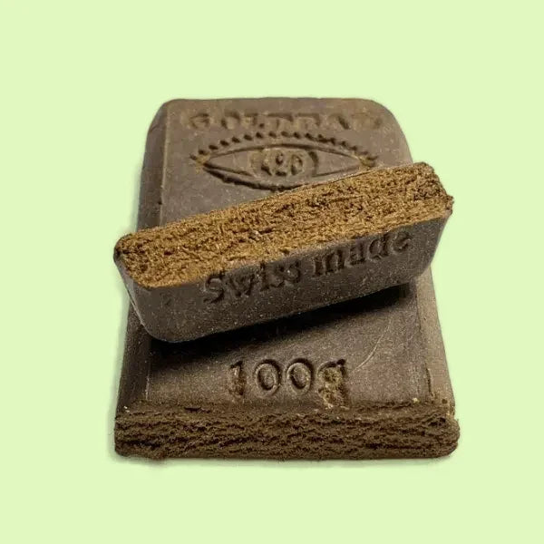 Résine Caramello CBD Goldbar 420 de Herbe à Chat CBD, vue de près dans un emballage transparent.