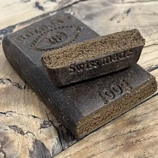 Résine Caramello CBD Goldbar 420 d'Herbe à Chat CBD, vue de la résine de 1 g, avec texture dorée et aspect naturel.