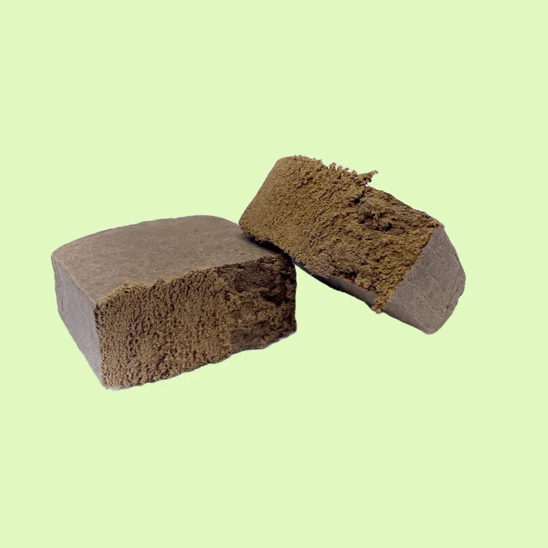 Résine de chocolat CBD 25% de Herbe à chat CBD, vue de la résine de hash chocolatée en petit format, texture compacte.