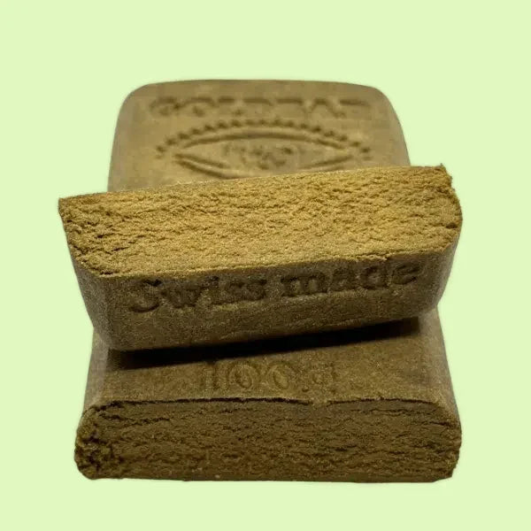 Résine Forbiden Fruit CBD Goldbar 420 de Herbe à Chat CBD, vue rapprochée du produit en contenants dorés.
