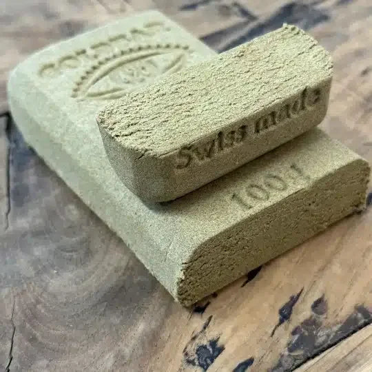 Résine Orangella CBD Goldbar 420 de Herbe à chat CBD, vue rapprochée du produit en pot de résine.