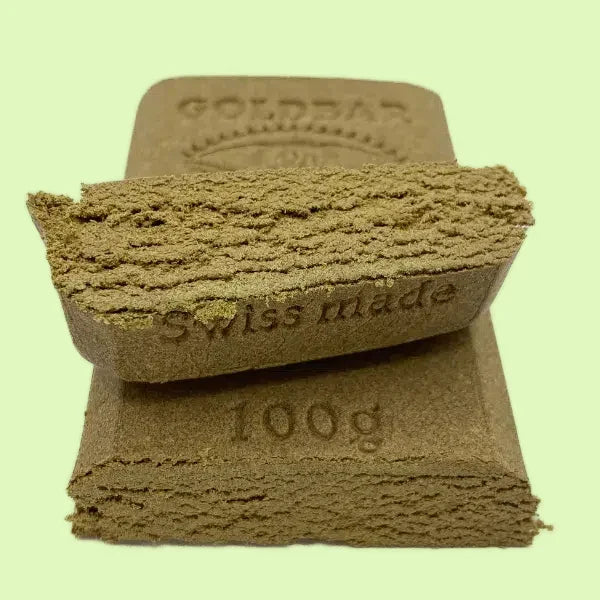 Résine de CBD Peanut Butter Goldbar 420 de Herbe à chat CBD dans un lingot doré, texture onctueuse et parfumée.