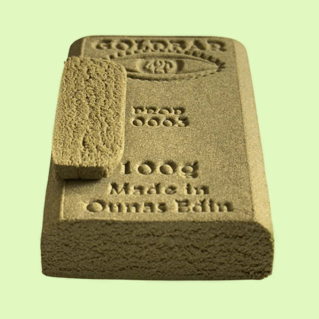 Résine CBD Strawberry X Beldia de Herbe à chat CBD, édition limitée #0003, présentée dans un emballage or Goldbar 420.