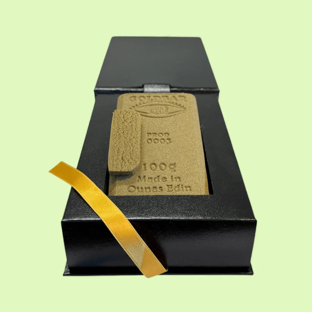 Résine CBD Strawberry X Beldia de Herbe à chat CBD, édition limitée, en pot de 1 g, avec emballage or Goldbar 420.