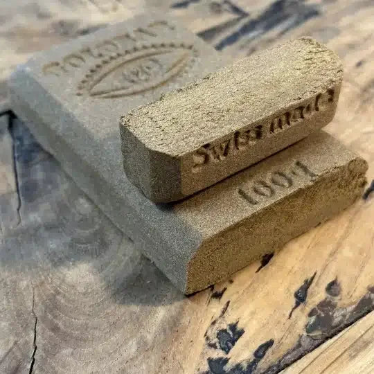 Résine Cherry Wine CBD de Herbe à Chat CBD, présentation de la Goldbar 420, avec des morceaux de résine aromatisée.